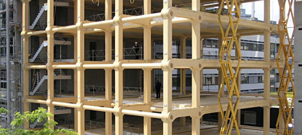 Shigeru Ban conçoit 1 bâtiment de 7 étages dont la structure est entièrement en bois, constituée de poutres qui s’emboîtent sans aucune pièce métallique